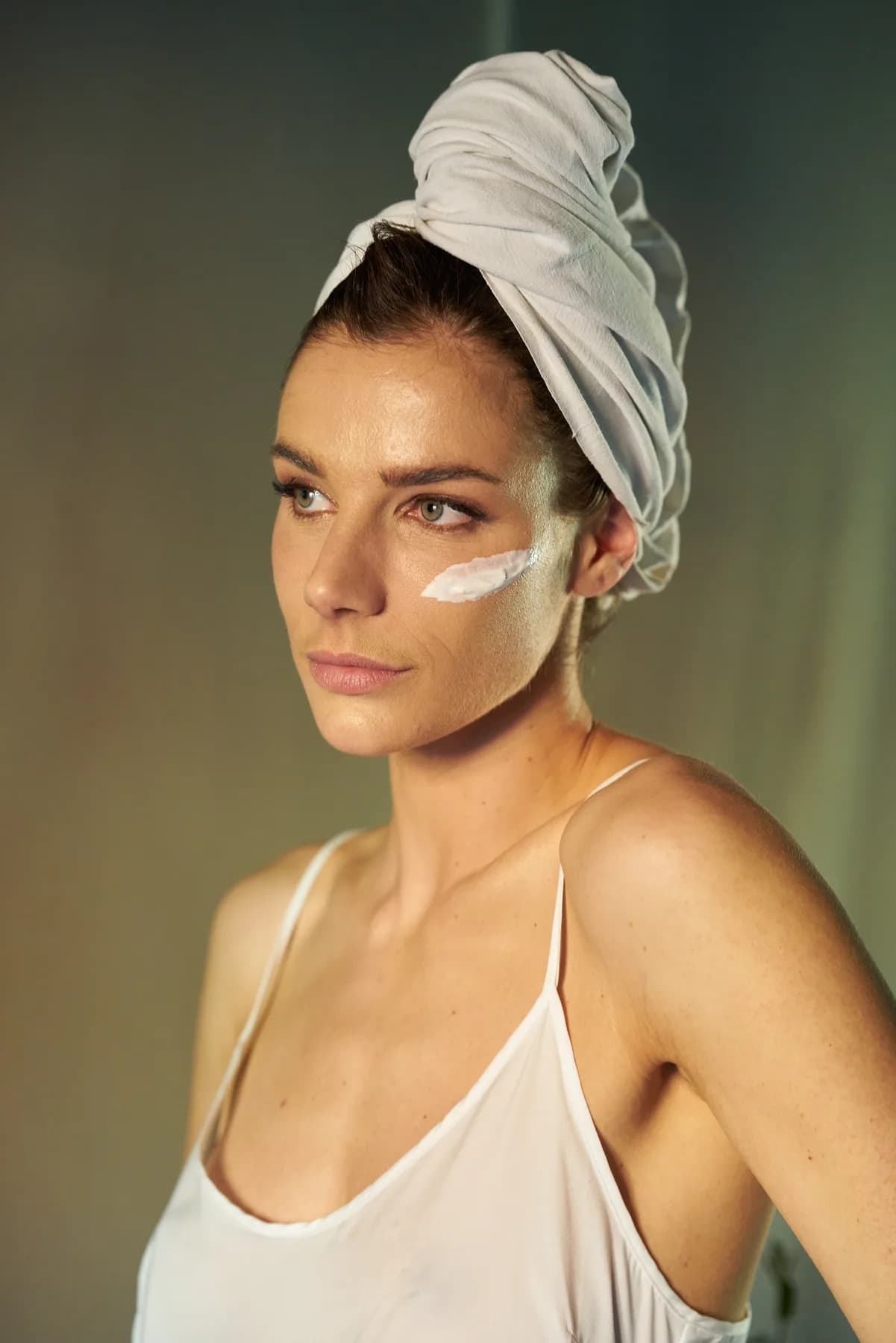 Ritratto della modella Essea durante un rituale viso