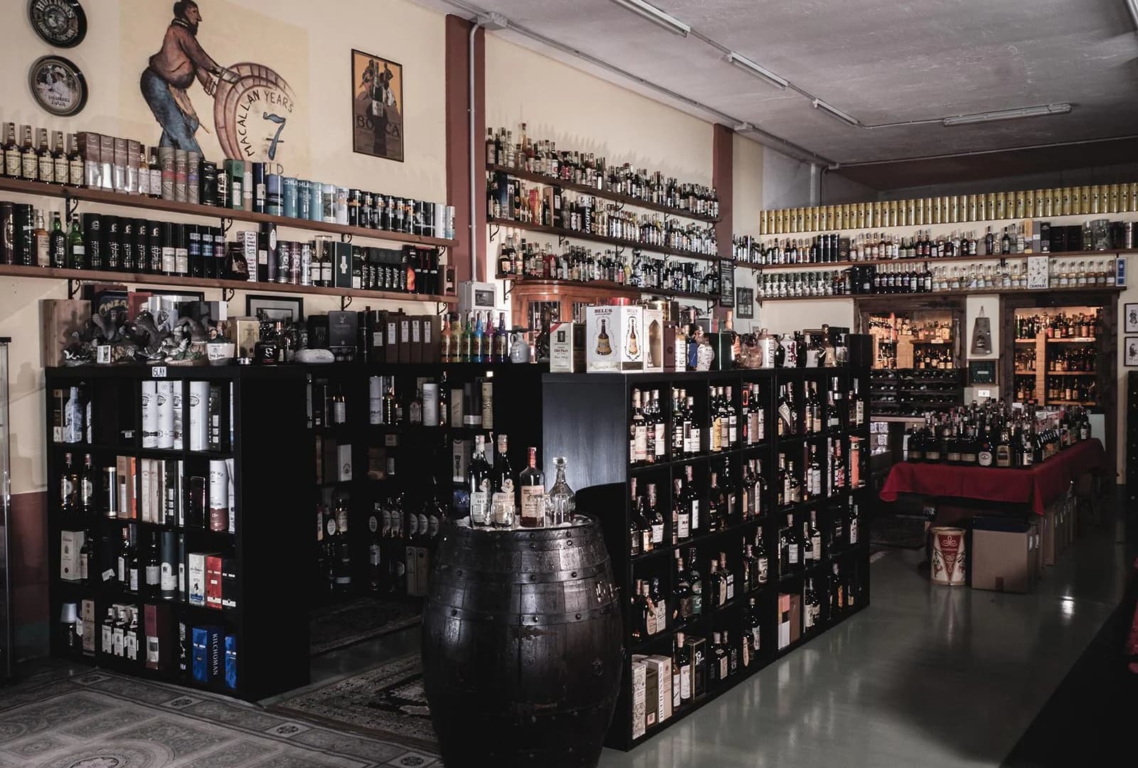 Il negozio MacAndrews e la sua collezione di distillati