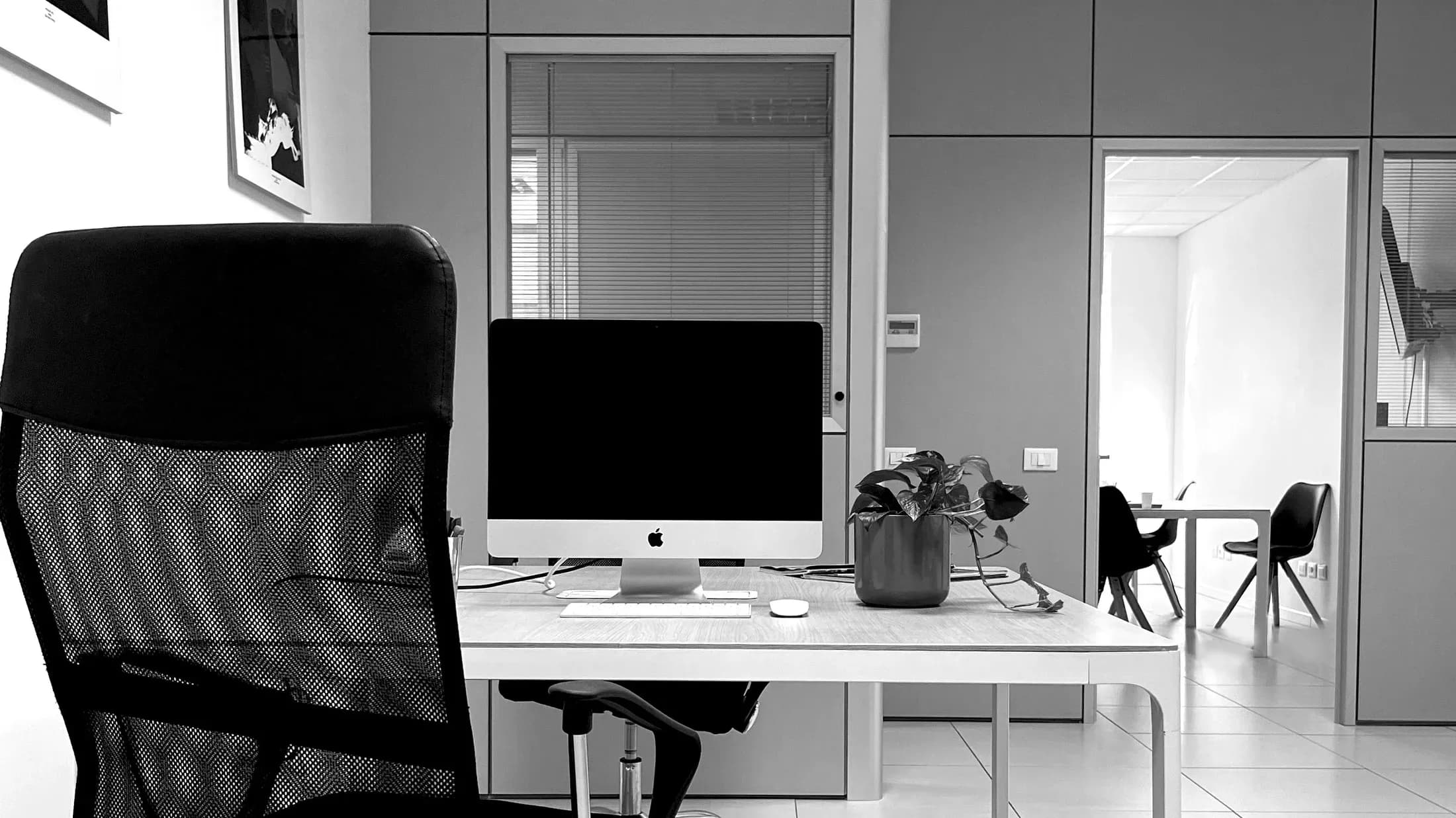 Postazione attrezzata con computer e luce naturale