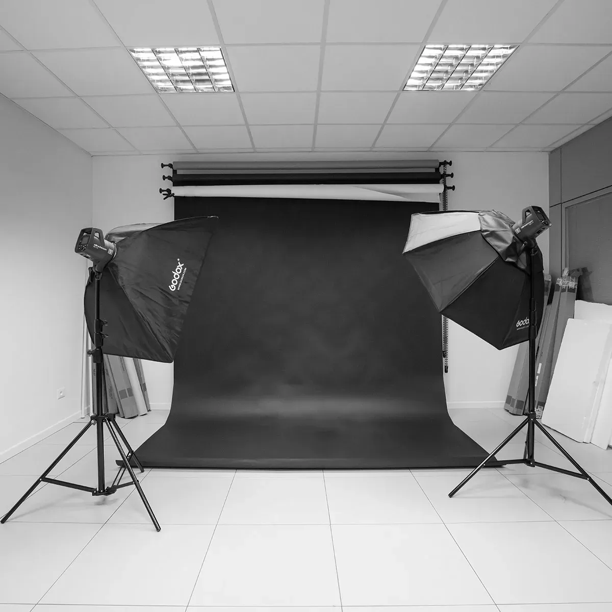 Fondale fotografico e illuminazione professionale nella sala posa