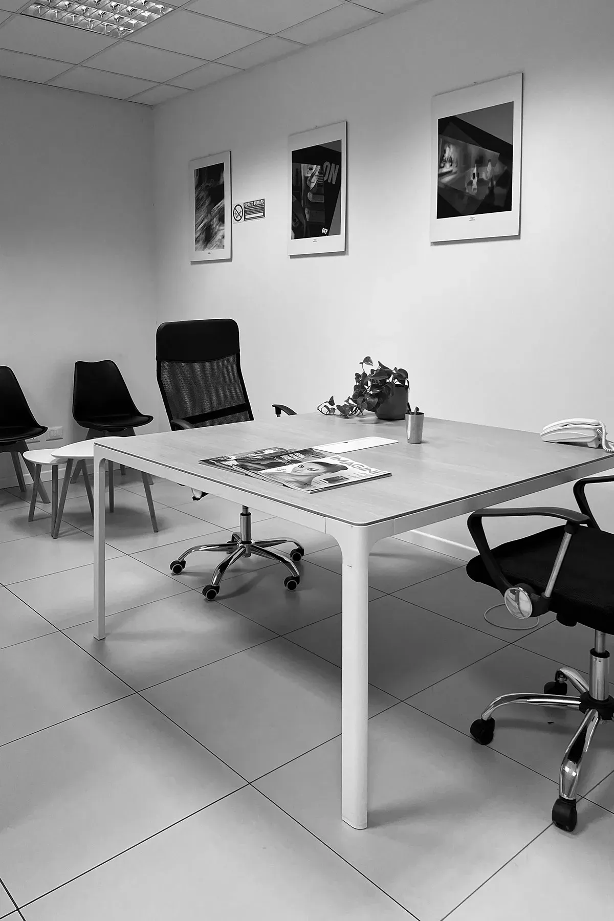 Tavolo per briefing, selezione e riunioni di produzione